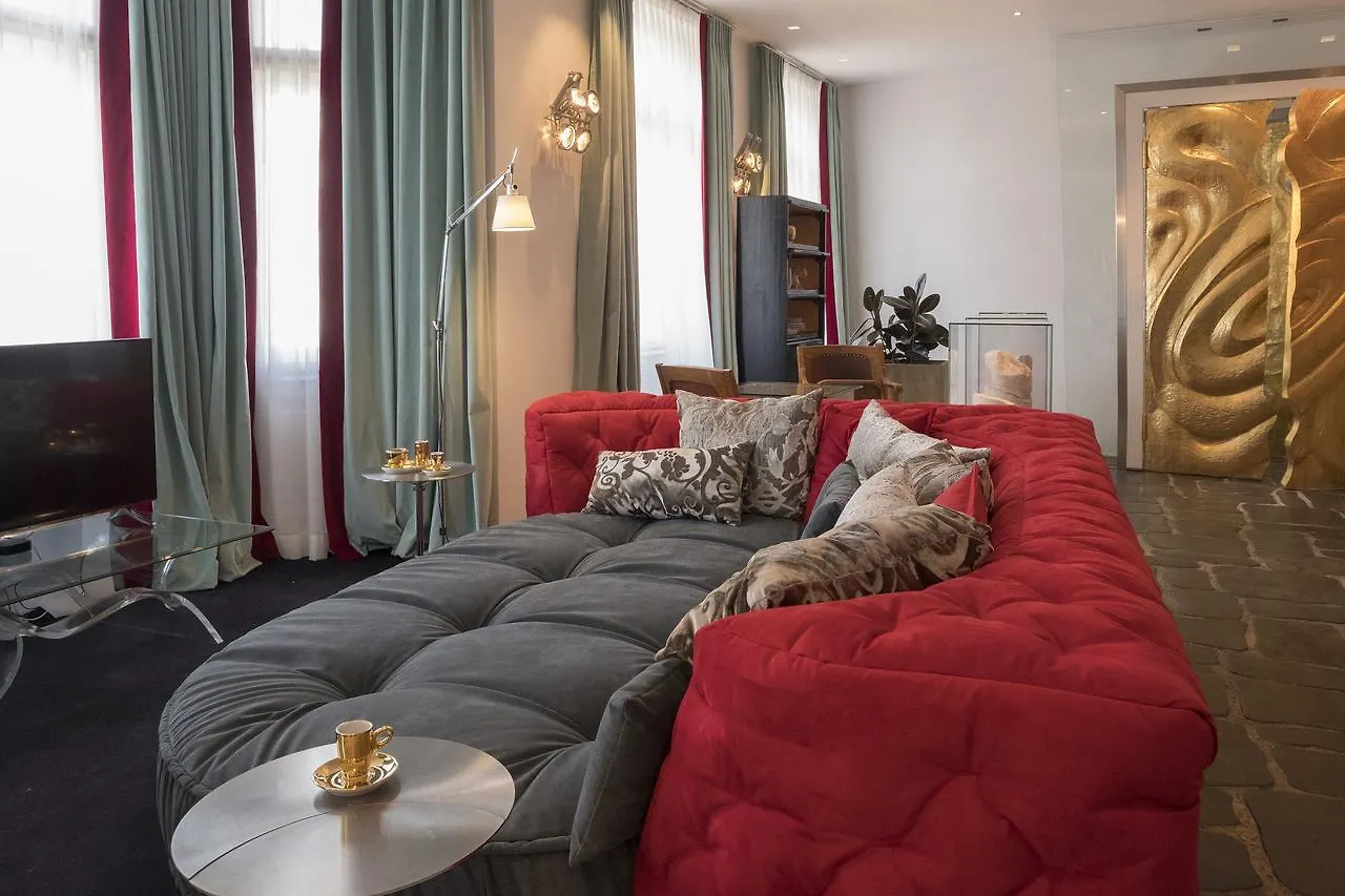 House Of Time - Fancy Suites Hotel
