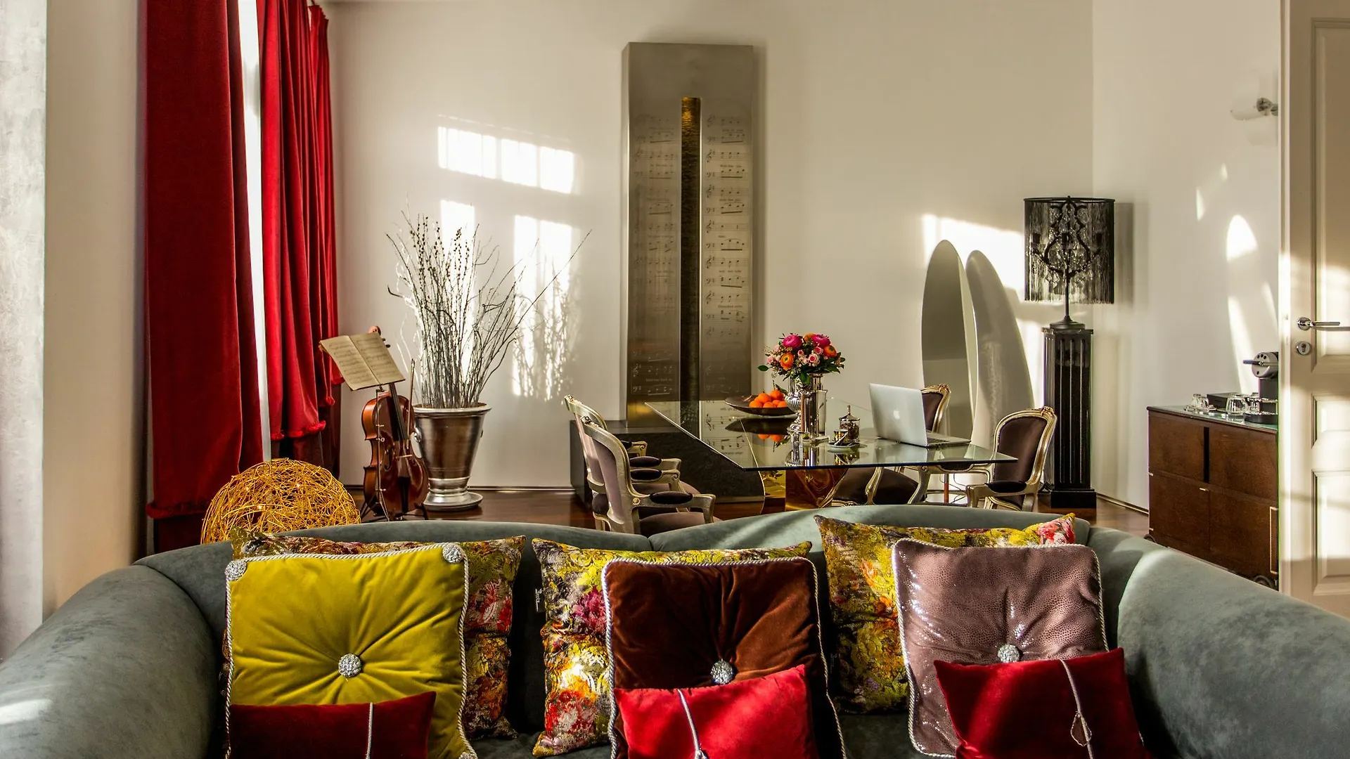House Of Time - Fancy Suites Hotel